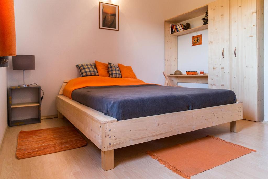 sypialnia z dużym drewnianym łóżkiem w pokoju w obiekcie Apartment Vanilla w mieście Borovići