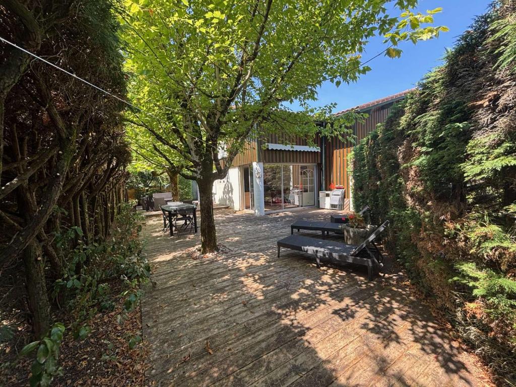a group of benches sitting on a wooden deck at Vacances au lac ! in Biscarrosse