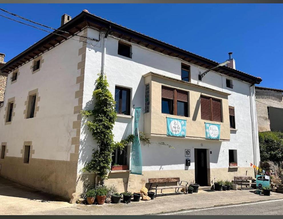 a white building with plants on the side of it at Casa de pelegrinos la perlanegra 