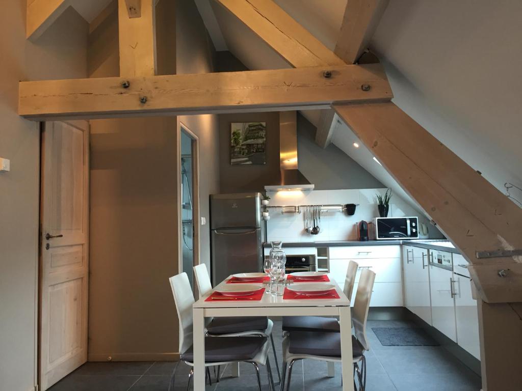 cocina con mesa y sillas en una habitación en Gîtes du Montois en Genech