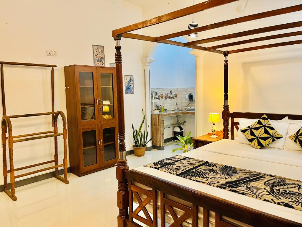 Un dormitorio con una cama con dosel en una habitación. en Lucky Beach Mirissa, en Mirissa