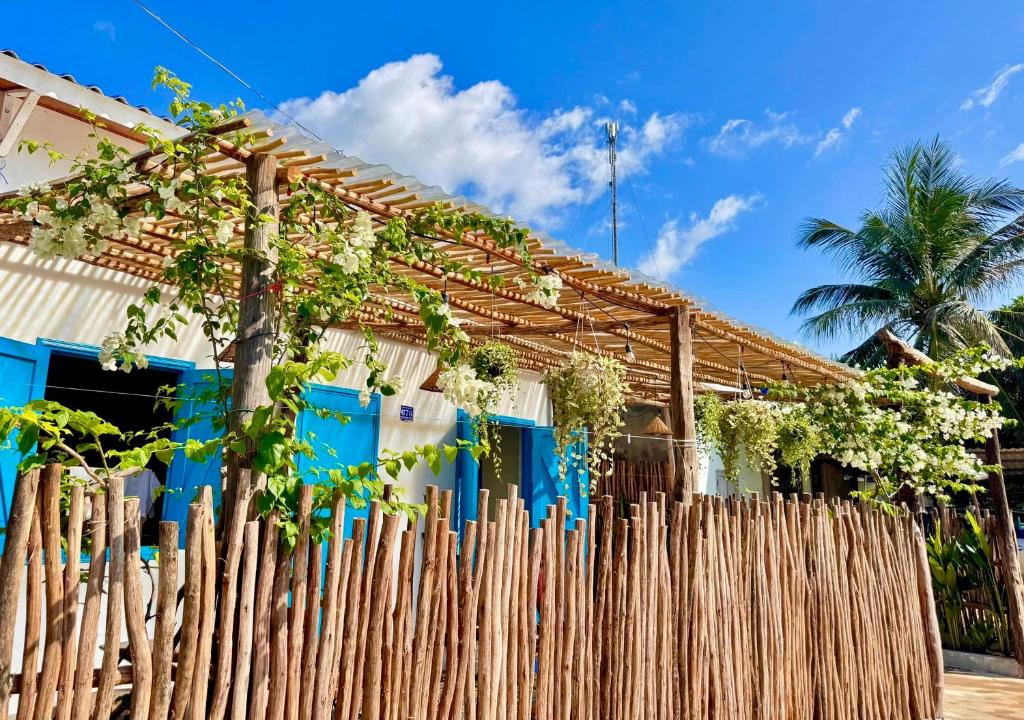 une clôture en bois devant une maison dans l'établissement MIA Villa, à Tiến Thành