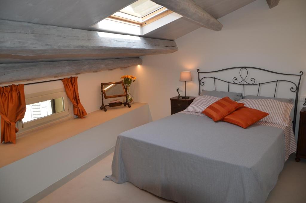 Een bed of bedden in een kamer bij A Casa di Nonna Linda B&B