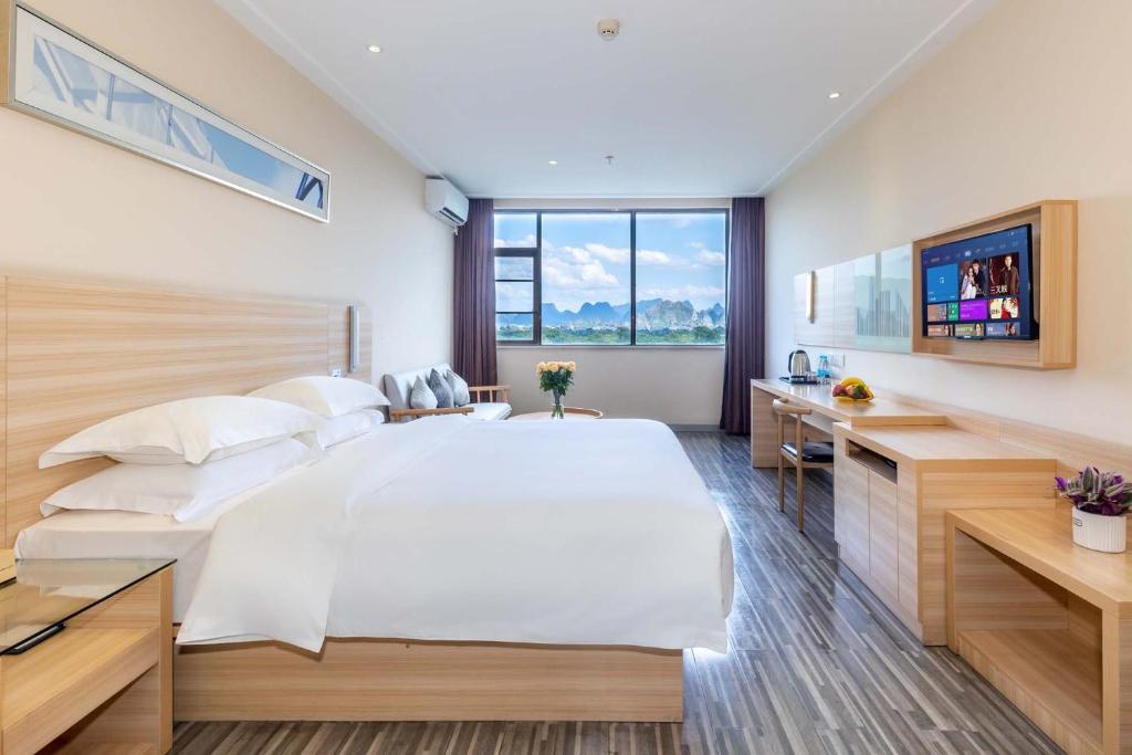 Ένα ή περισσότερα κρεβάτια σε δωμάτιο στο Guilin Riverside Hotel