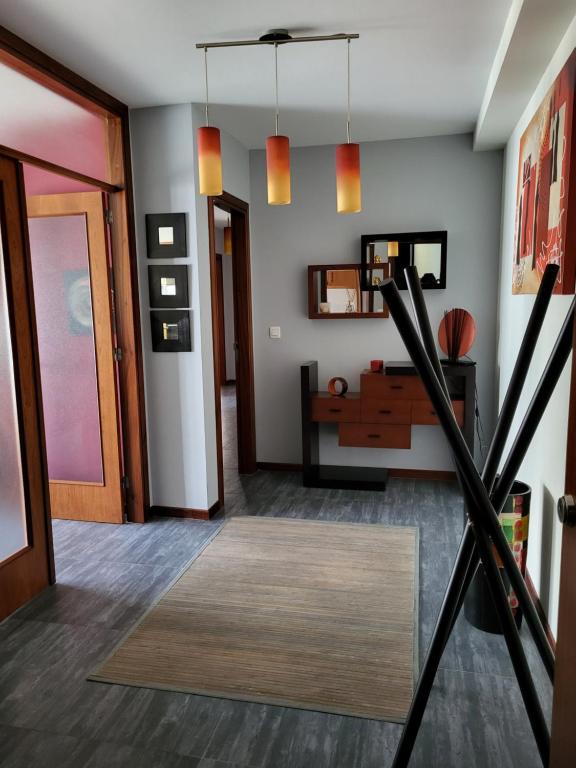 een gang met een woonkamer met een tapijt bij Apartemento Cerveira in Vila Nova de Cerveira
