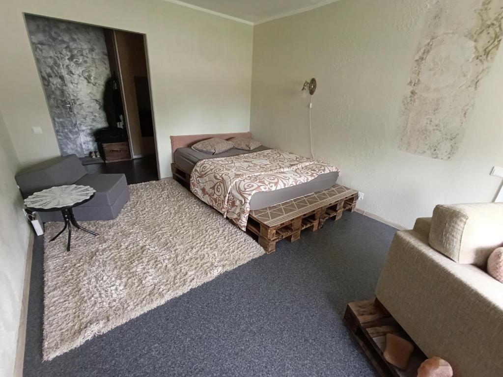 Una cama o camas en una habitación de Bussika