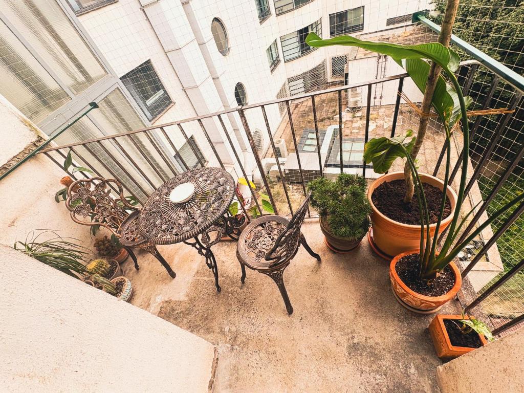 Un balcón con mesa y sillas y plantas. en Sol di Arte, en Brno