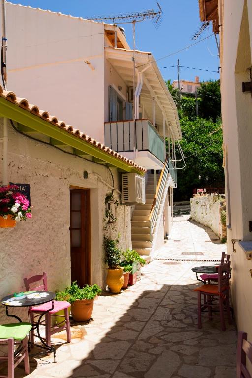 alejka ze stołami i krzesłami oraz budynek w obiekcie Central Studios in Agios Nikitas pedestrian zone w mieście Agios Nikitas