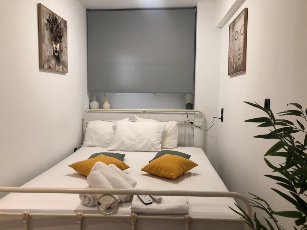 Giường trong phòng chung tại Aiolos Sea loft central market Palaio Faliro