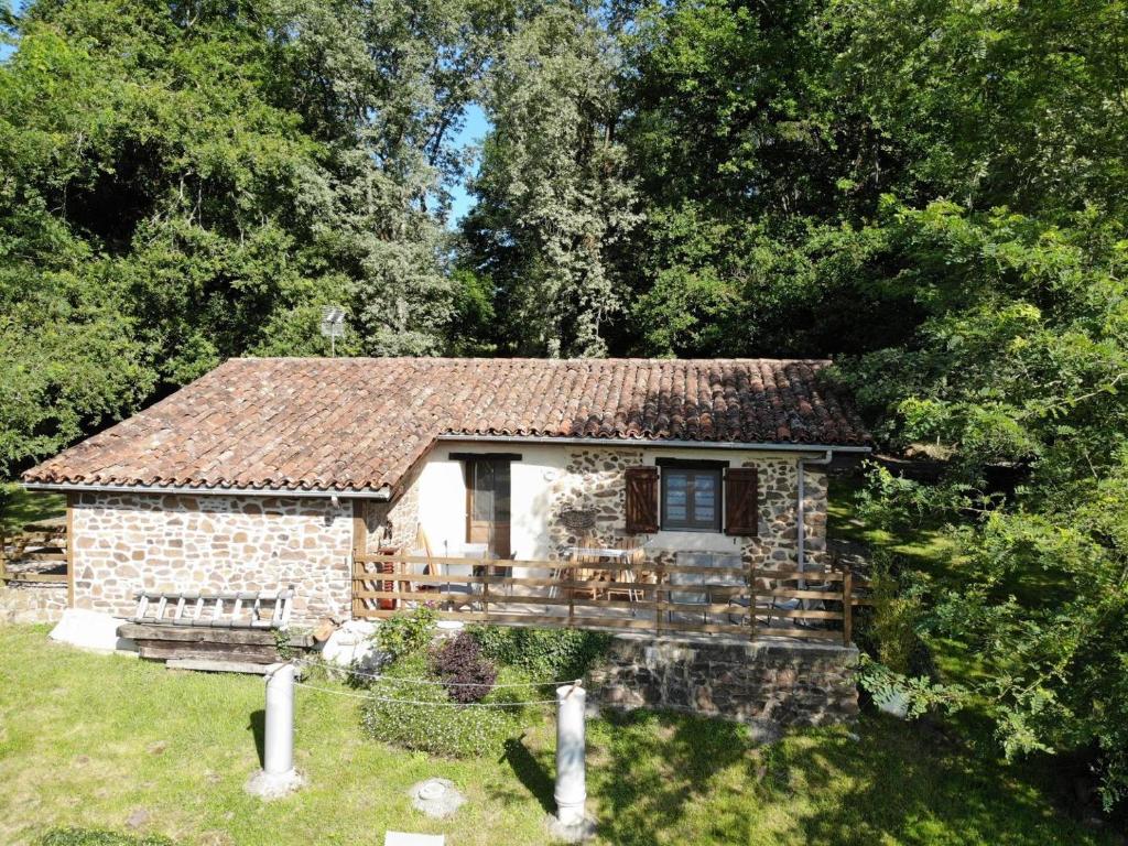 a small stone house in the middle of a yard at Errekarteko-borda in Saint-Jean-le-Vieux