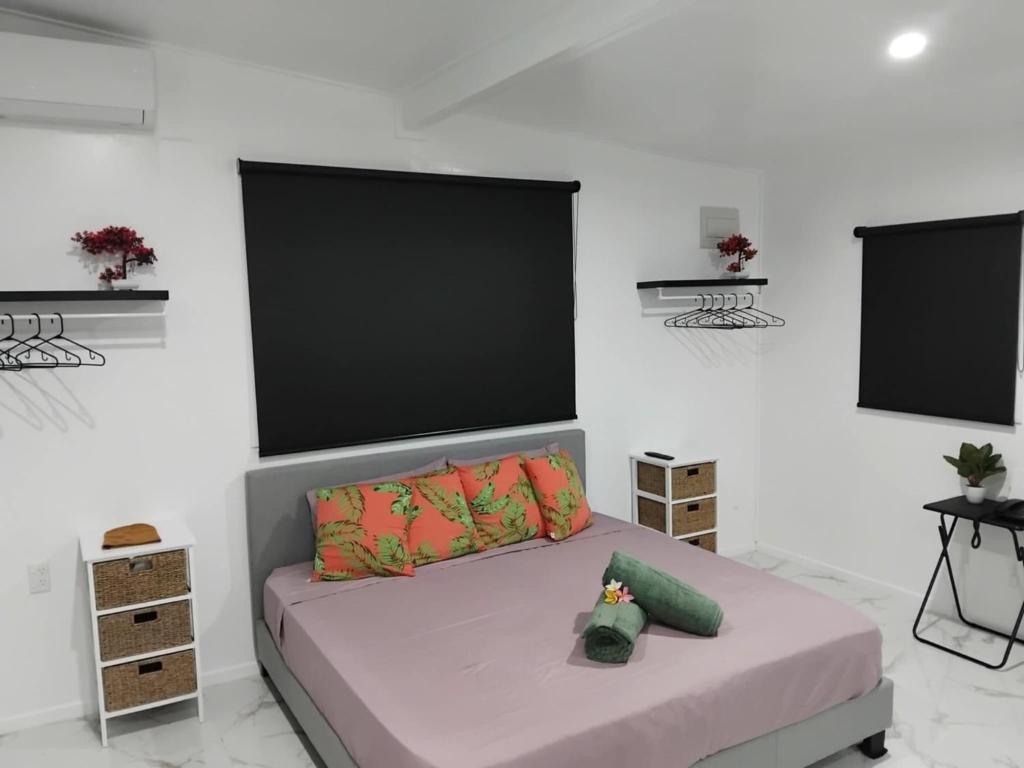 Postel nebo postele na pokoji v ubytování Sharnyta's Studio Aitutaki