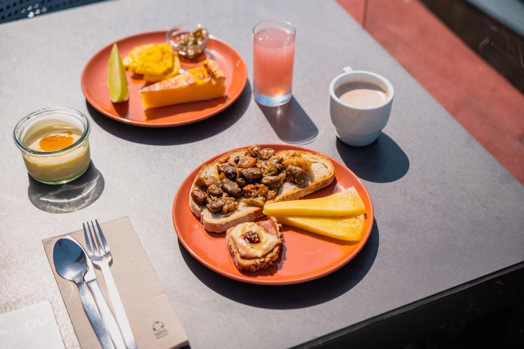 A plated breakfast served outdoors with coffee and fruit drinks.