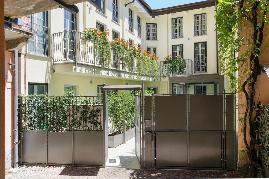 ein offenes Tor zu einem Gebäude mit Pflanzen in der Unterkunft Cuna Milano in Mailand
