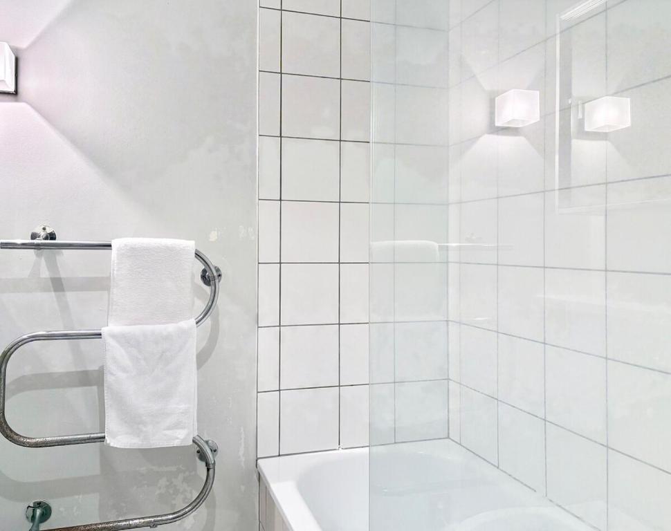 High-Floor Spacious 2BR in CBD Pool Gym Harbour - Resim 11