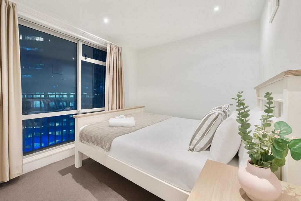 High-Floor Spacious 2BR in CBD Pool Gym Harbour - Resim 2