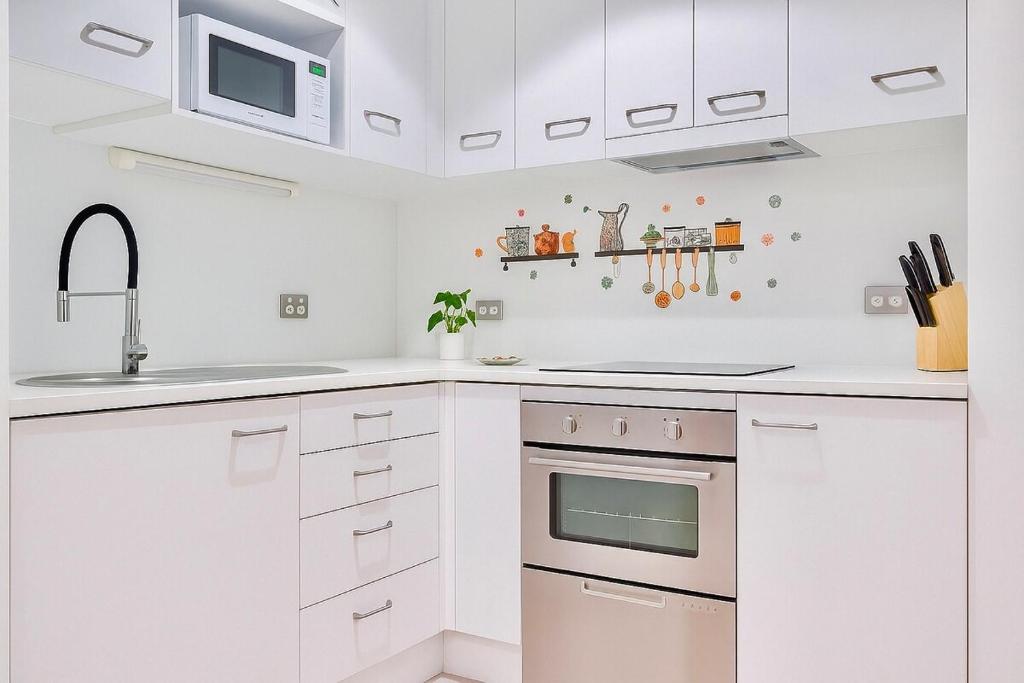 High-Floor Spacious 2BR in CBD Pool Gym Harbour - Resim 15