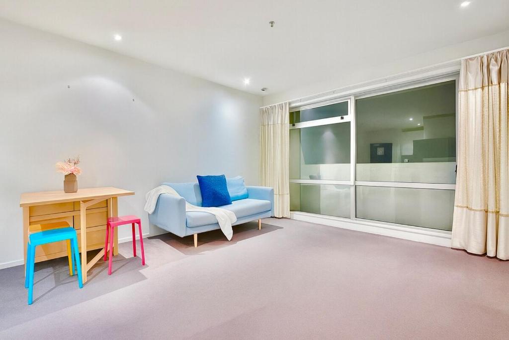 High-Floor Spacious 2BR in CBD Pool Gym Harbour - Resim 16