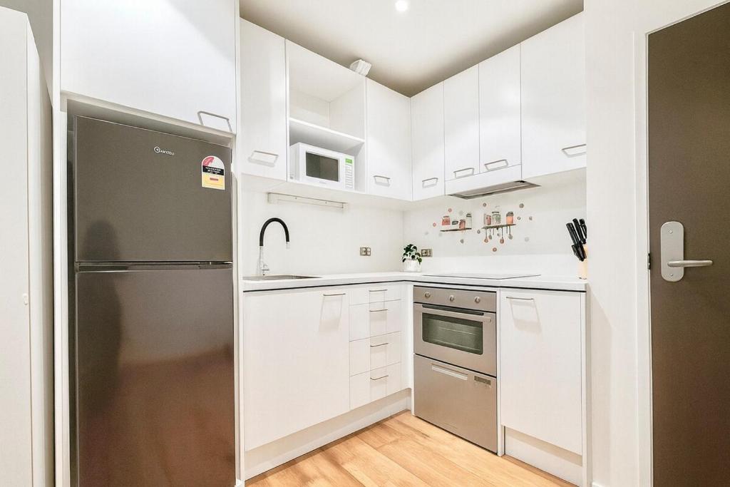 High-Floor Spacious 2BR in CBD Pool Gym Harbour - Resim 18