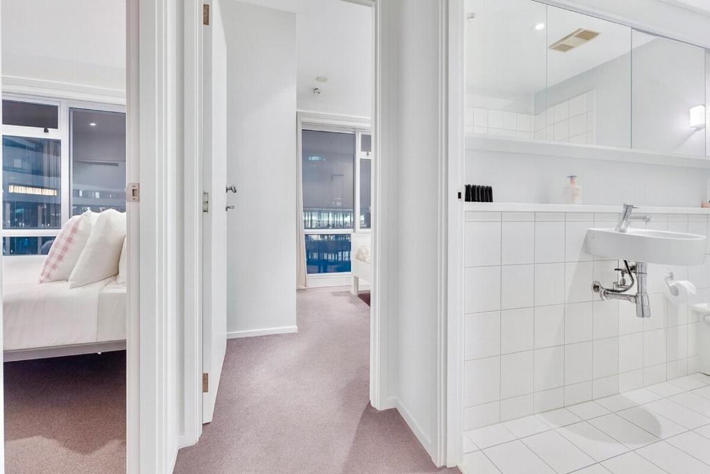 High-Floor Spacious 2BR in CBD Pool Gym Harbour - Resim 3