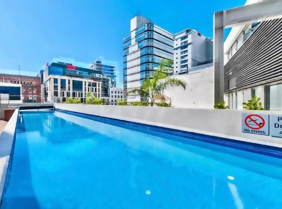 High-Floor Spacious 2BR in CBD Pool Gym Harbour - Resim 4