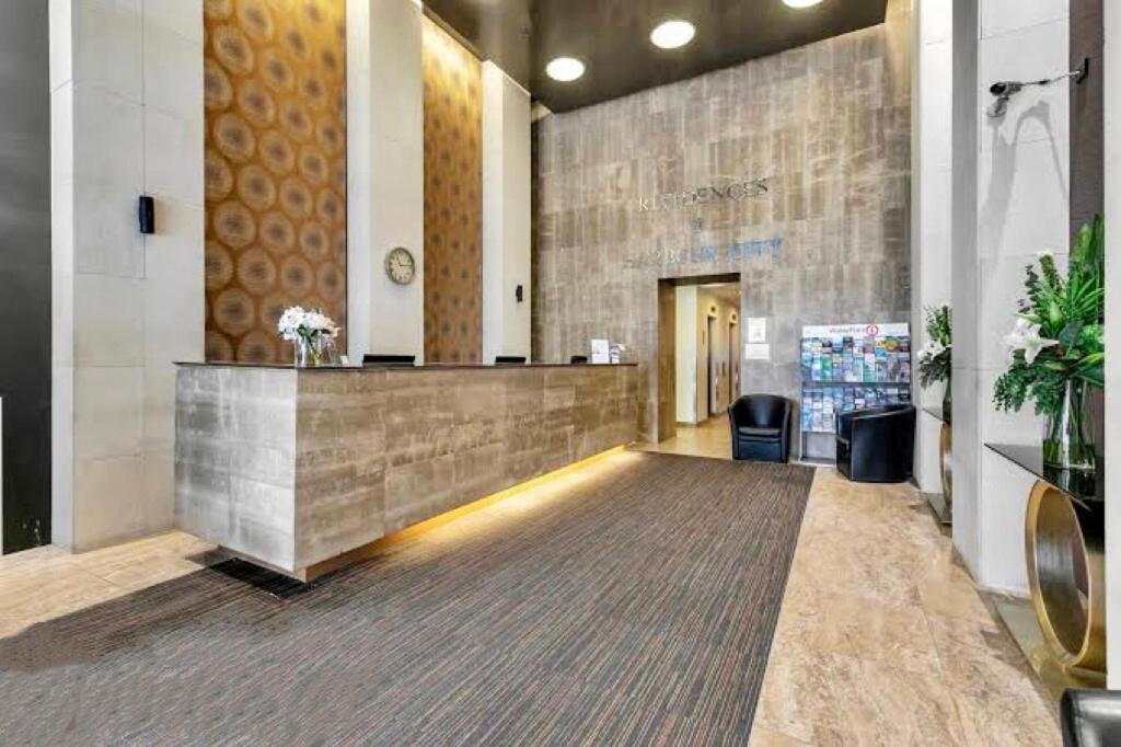 High-Floor Spacious 2BR in CBD Pool Gym Harbour - Resim 8