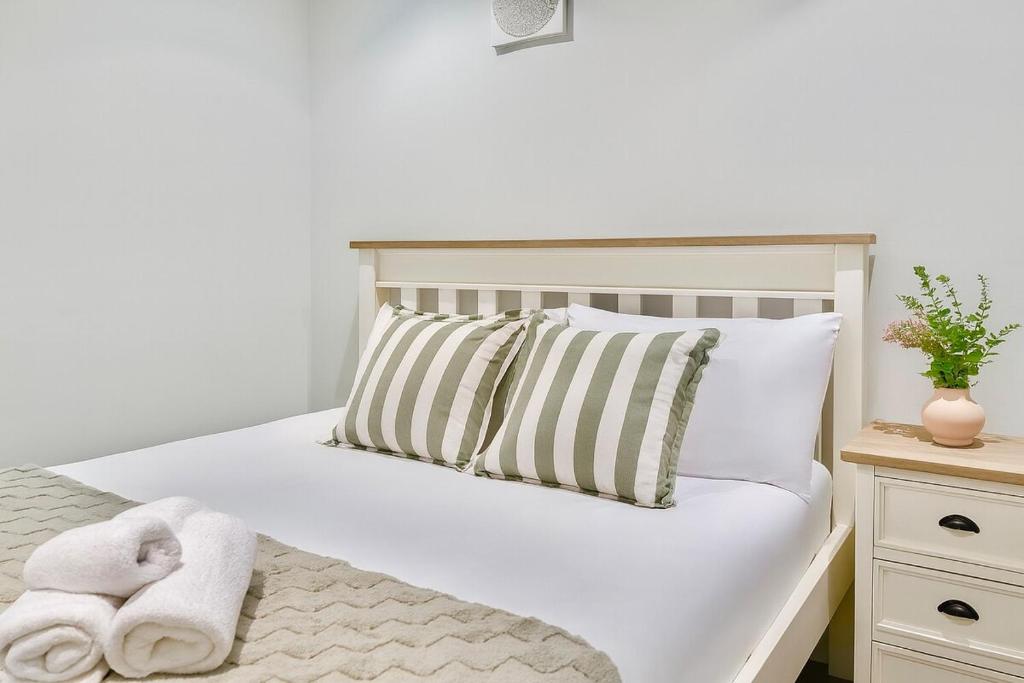 High-Floor Spacious 2BR in CBD Pool Gym Harbour - Resim 21