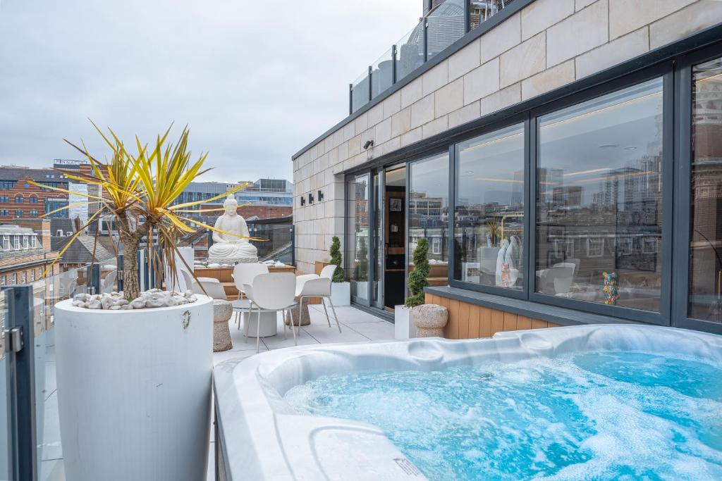 Балкон или терраса в SAINT PAUL - Unrivalled 3BR Penthouse Apartment with Hot Tub Leeds