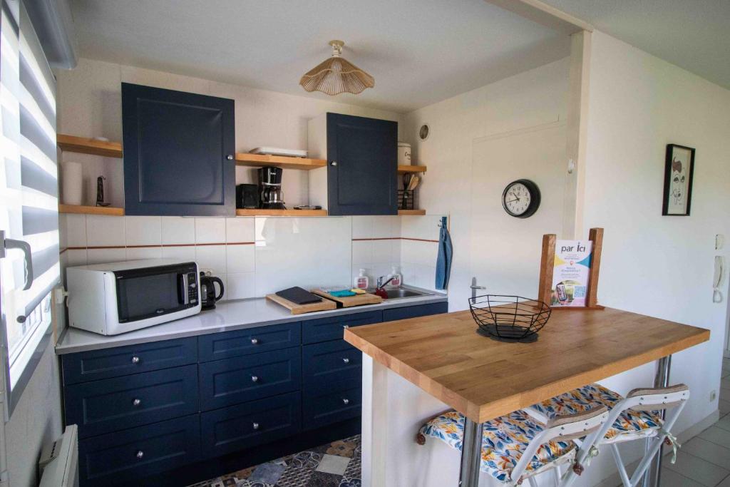 Kuchyň nebo kuchyňský kout v ubytování Joli appartement