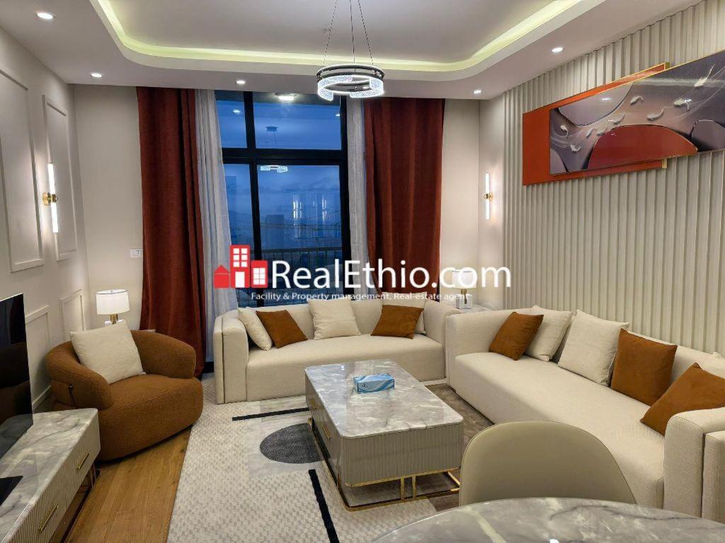 アディスアベバにあるKube Apartmentのソファと椅子とテーブルのあるリビングルーム