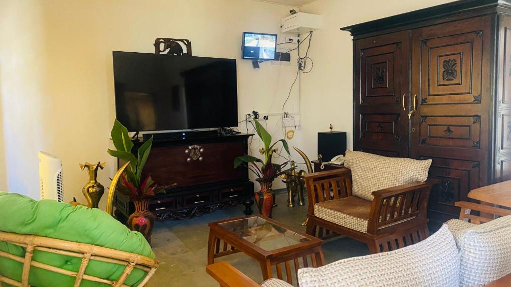 TV a/nebo společenská místnost v ubytování Ramboda Jungle Resort's