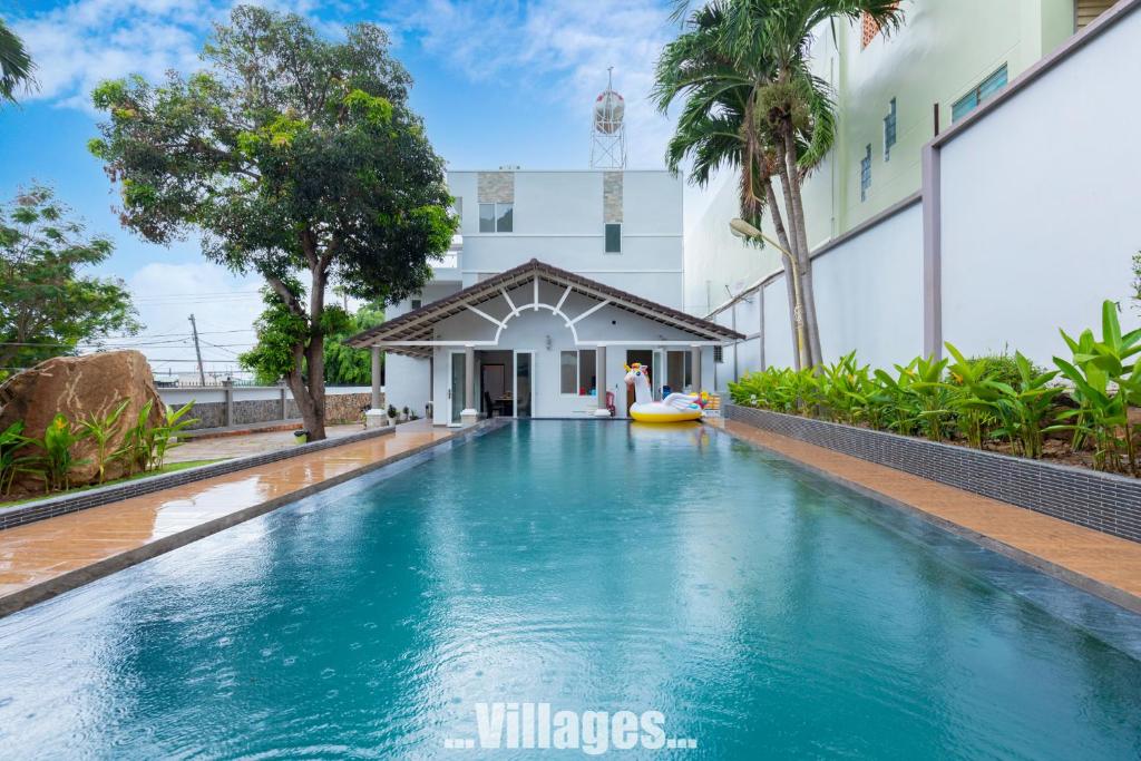 une piscine au milieu d'un immeuble dans l'établissement Villages GREEN DAY 39 View Biển TRẦN PHÚ Vũng Tàu, à Vung Tau