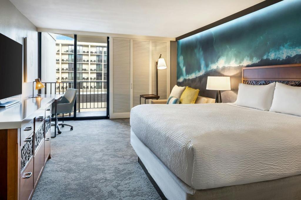 Courtyard by Marriott King Kamehameha's Kona Beach Hotel - 