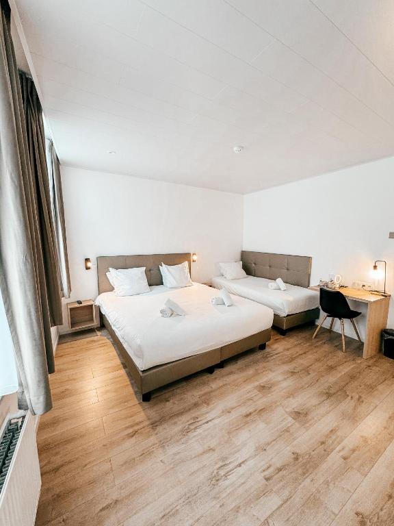 
Budget Triple Room with Private Bath
