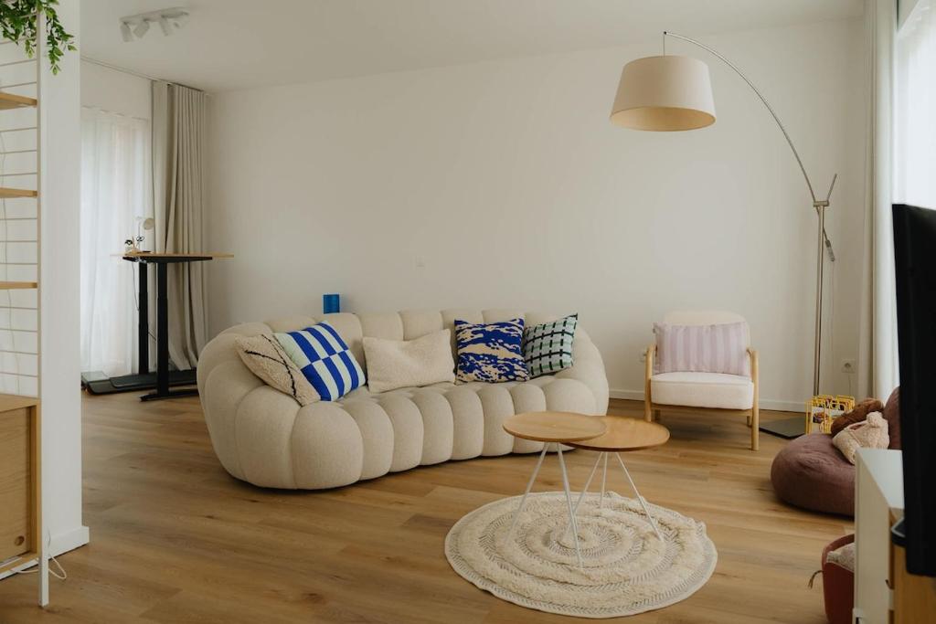 Posezení v ubytování Family Home with Garden, Workspace & Gym