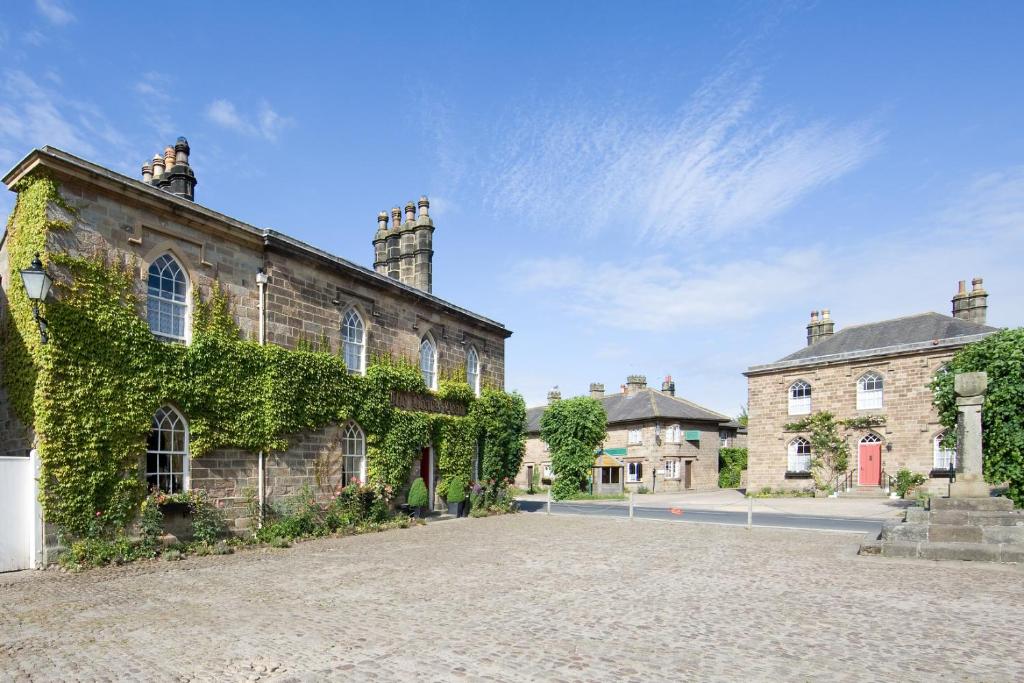 un viejo edificio de ladrillo con hiedra creciendo en él en The Boar's Head, en Harrogate