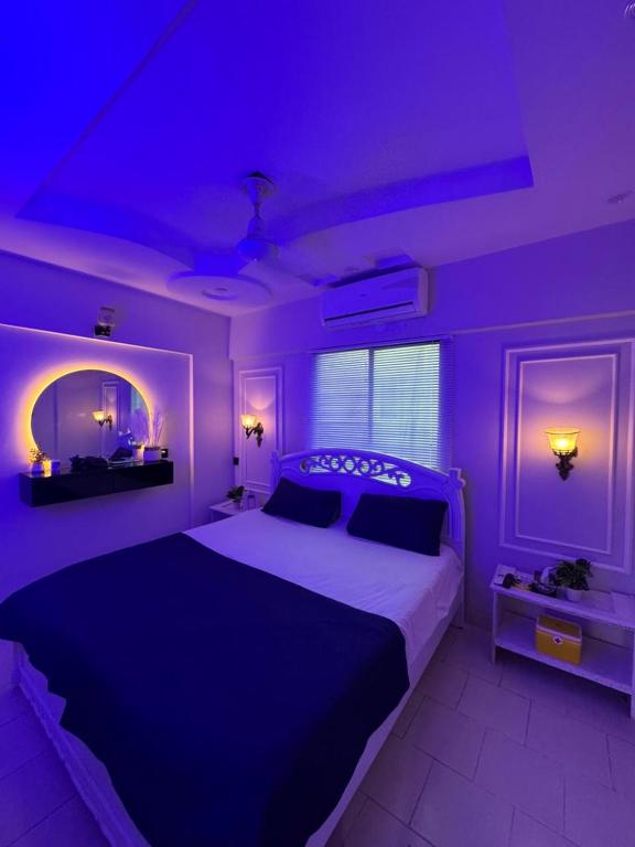 Кровать или кровати в номере Spacious 2 bedroom apartment at DHA Phase 6 Karachi