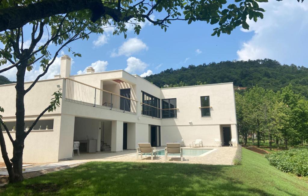 Gornji RukavacにあるCasa il Giardino Segreto by Villas Guideの大きな白い家(スイミングプール付)