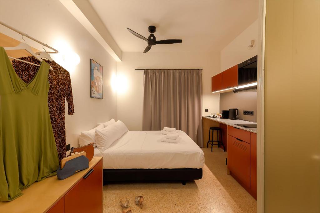 Postel nebo postele na pokoji v ubytování Mooeve Psyri Studios