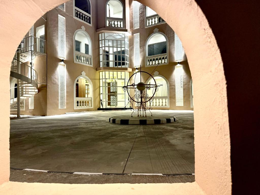 un bâtiment avec une sculpture devant lui dans l'établissement Rambagh Resort by Stotrak, Gwalior, à Gwalior