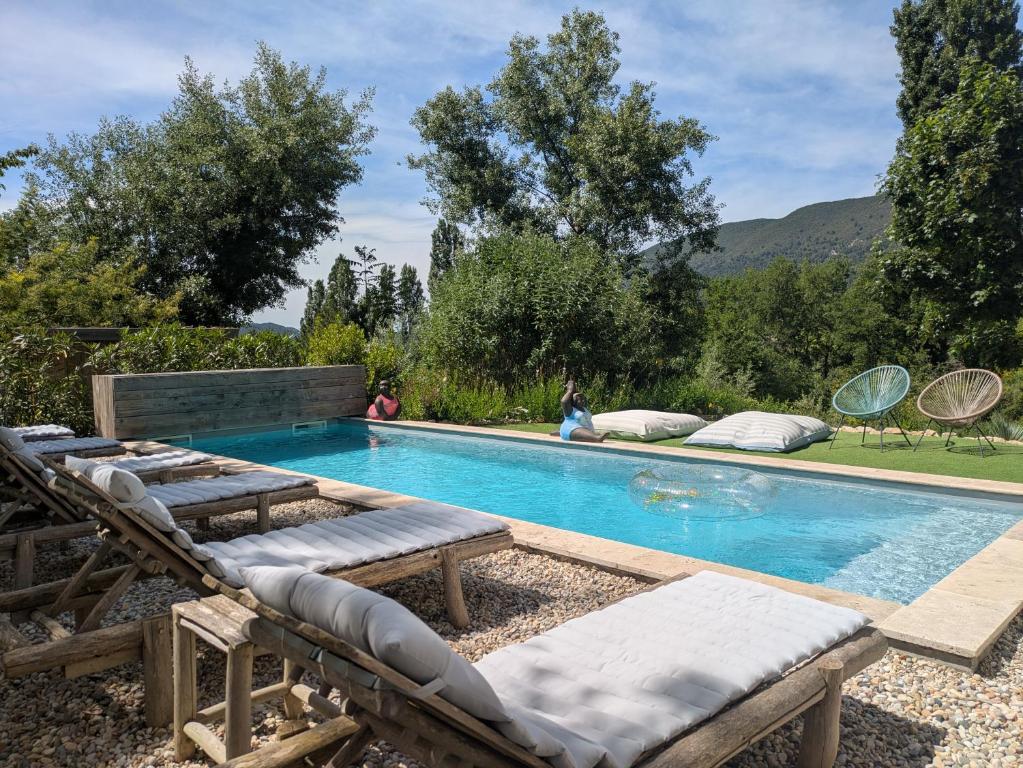 Hồ bơi trong/gần Bulles d'Olive Zome Céleste - Piscine & Jacuzzi avec vue