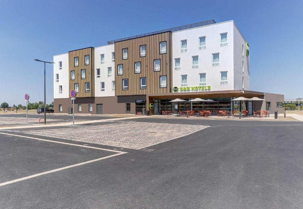 an empty parking lot in front of a building at B&B HOTEL Moulins Avermes in Avermes
