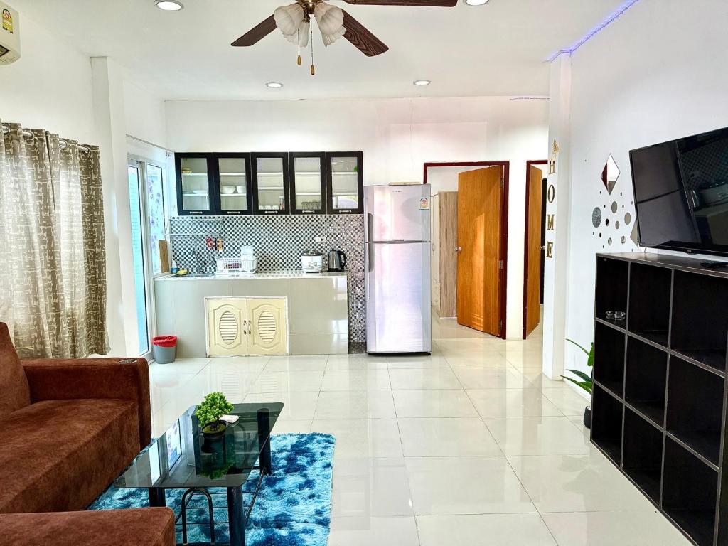 Una sala de estar con un sofá y un refrigerador. en Warisa Grand 3 bedroom Villa, en Pattaya South