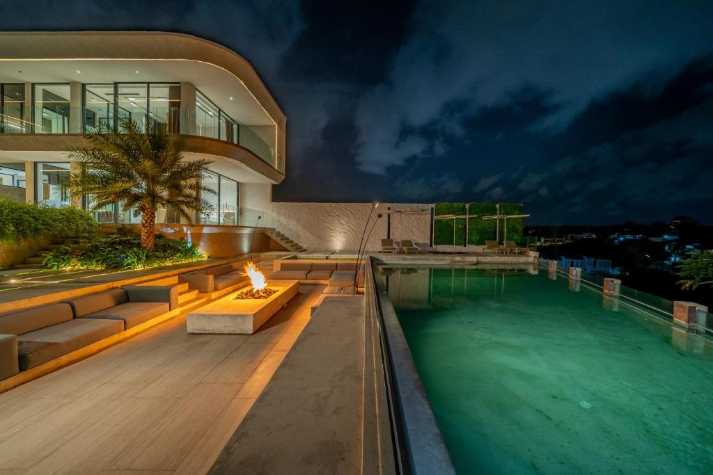 una casa con piscina por la noche en Luxury 4BR Oasis in Central Uluwatu - Perfect for Families and Groups, en Uluwatu