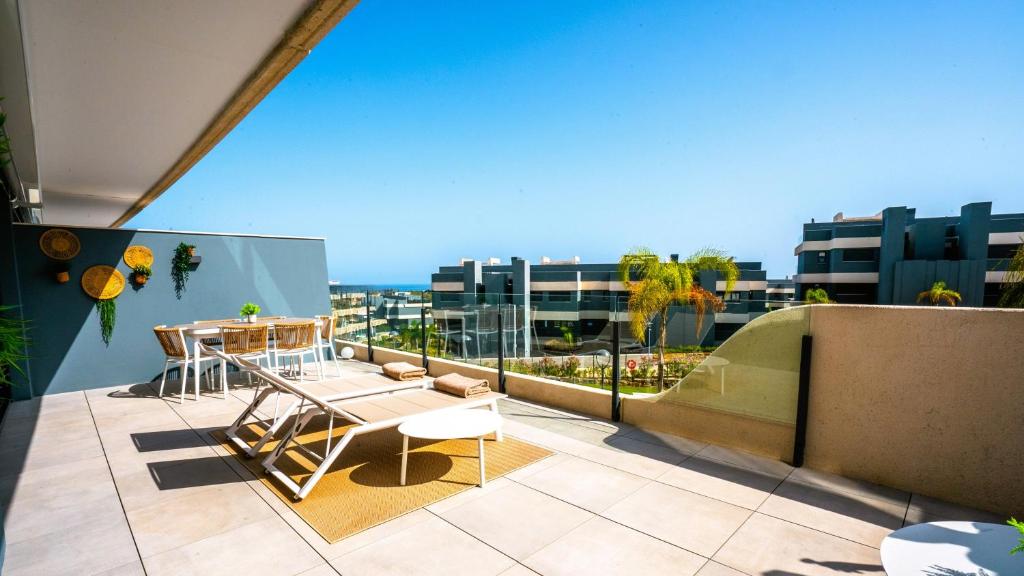 Balkón nebo terasa v ubytování NEUE Ferienwohnung in Andalusien an der Costa del Sol - Boho Style - 40 qm Terrasse, 3-Bedroom, Pool, Gym, Work Lounge