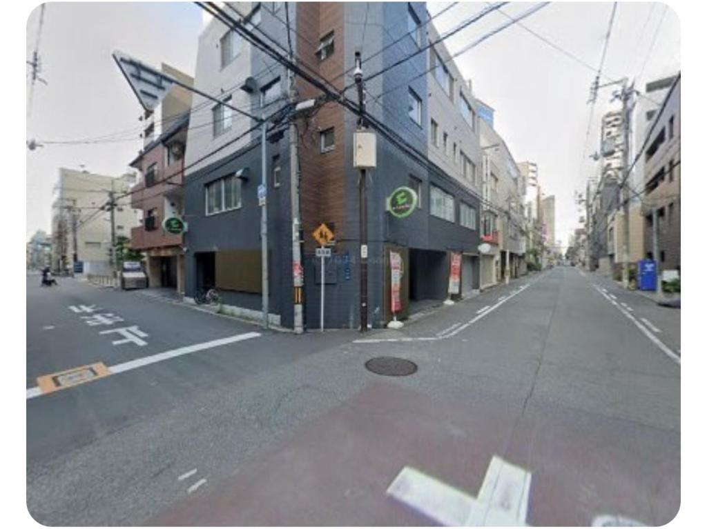 una calle vacía en una ciudad con edificios en ehostel心斎橋 2人ROOM, en Osaka