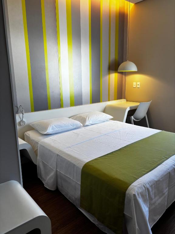 DMax Hotel - Habitación Queen