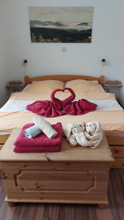 a bed with two towels and two teddy bears on it at Ferienwohnung Echtner in Bad Schandau