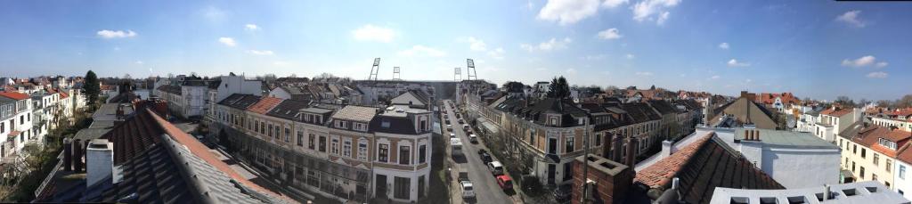 une vue aérienne sur une ville avec de nombreux bâtiments dans l'établissement Garten86, à Brême