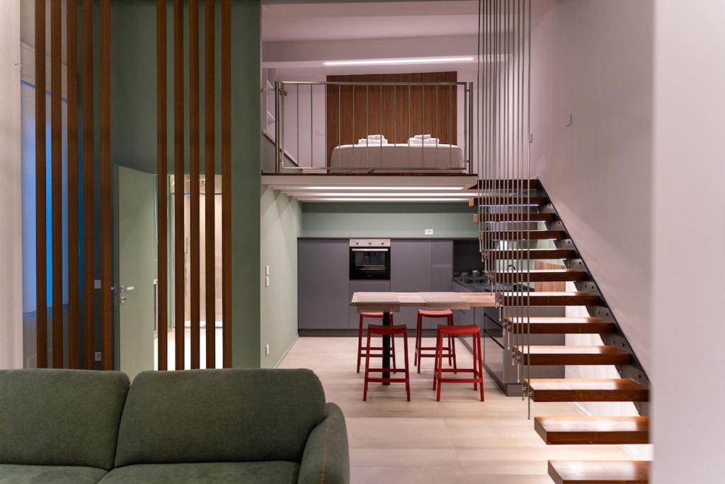 ein Wohnzimmer mit Sofa und Tisch in der Unterkunft Living Calabriando in Reggio di Calabria