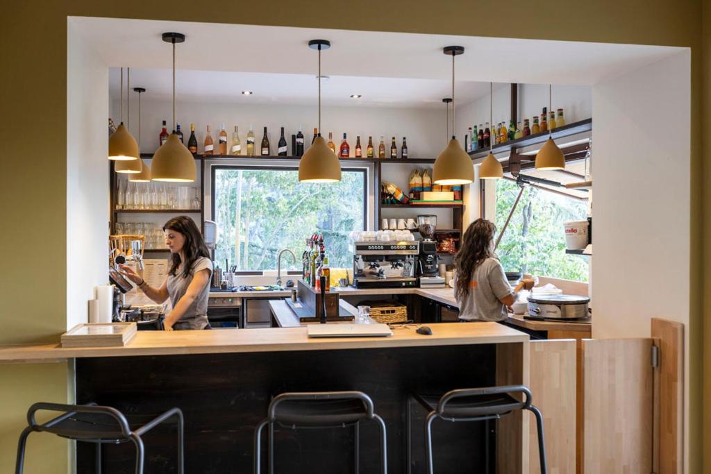 Deux femmes debout à un comptoir dans une cuisine dans l'établissement Citykamp d'Aix-en-Provence, à Aix-en-Provence
